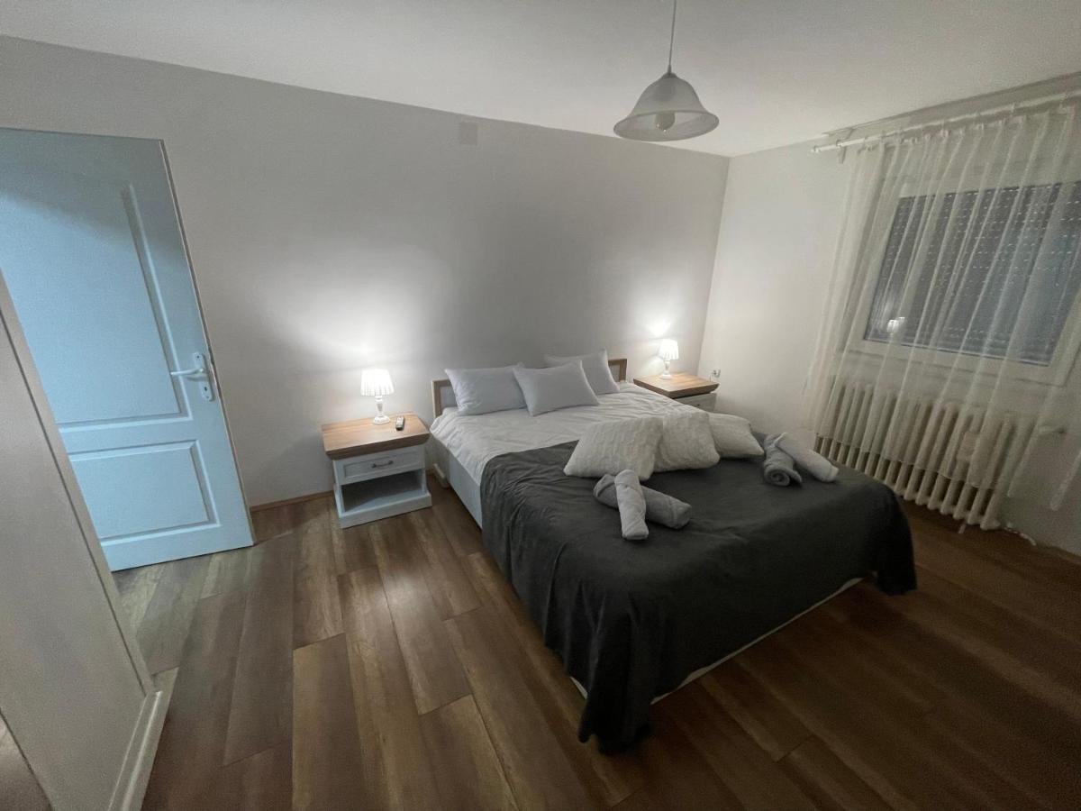 Antic Apartment โปชาเรวัซ ภายนอก รูปภาพ